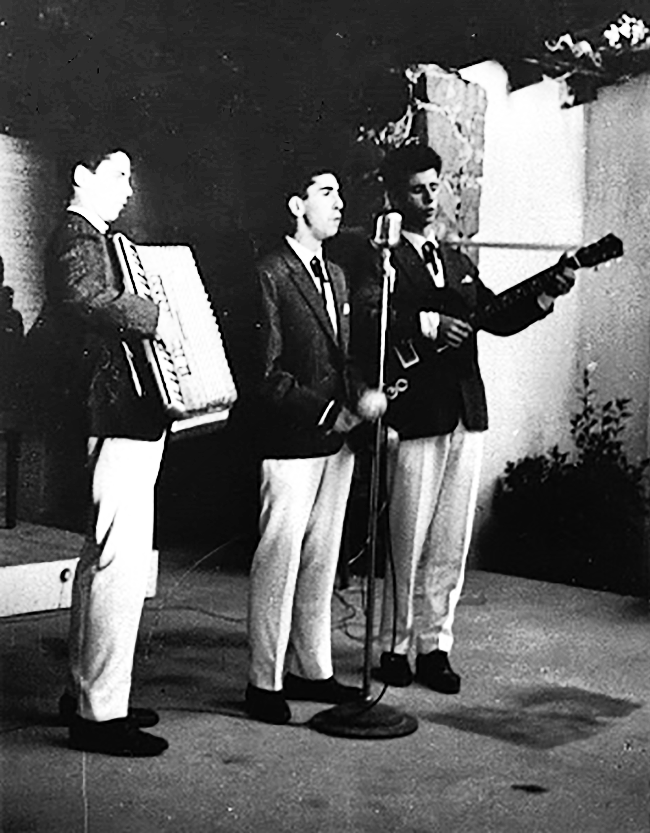 El grupo Los Brisas del Sardinero en una actuación en La Cabaña de Los Pinares, lugar de moda en los años 50 del verano santanderino.